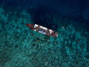 吉利特拉旺安彭杜克桑蒂酒店的漂浮在海洋上的船