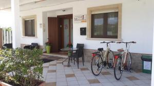 奥里亚Messapia的两辆自行车停在房子外面