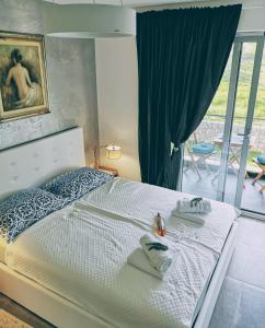 弗尔萨尔Romana Dream apartment的一间卧室配有一张带两个枕头的床