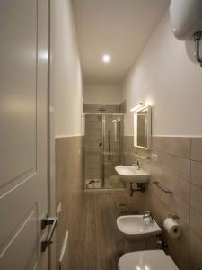 那不勒斯SILIA HOUSE Napoli Centro的浴室配有卫生间、两个盥洗盆和淋浴。