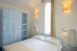 康培斯Le poste di Simplicio的白色的卧室设有床和窗户