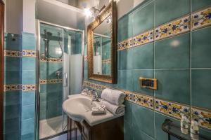 埃尔科拉诺VILLA DURANTE的一间带水槽和镜子的浴室