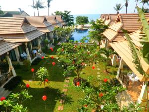 拉迈Poolsawat Villa - SHA Plus的享有带游泳池的度假村的空中景致