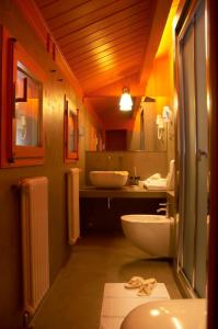 奥斯塔乡村酒店的浴室设有2个水槽和2个卫生间