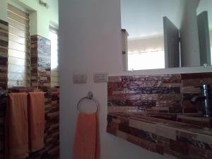 里奥圣胡安Domaine Vista Linda La casita del Loma Vista Mar的浴室墙上挂着红色毛巾