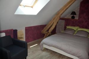Lachapelle-Auzac莱斯吉特斯杜维拉乔酒店的一间卧室配有一张床和一把椅子