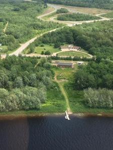 Jemseg杰姆塞格湖景汽车旅馆的水中的一个岛屿,有白色飞机