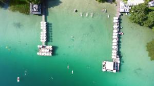 圣卡尼兹阿梅里卡 - 霍尔酒店及度假村的享有码头的空中景色,在水中划船