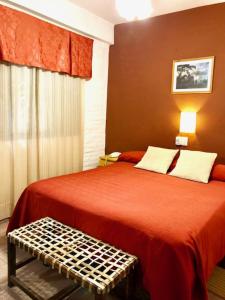 特尔马斯德里奥翁多Termas Del Sol的一间卧室配有一张带红色毯子的床