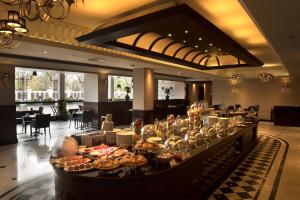 麦纳麦Ramada by Wyndham Bahrain的饭店的自助餐点,上面有食物