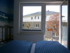 克伦胡森Haus Steinbach的一间卧室设有一张床和一个大窗户