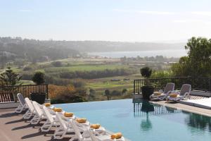 福斯·杜·阿勒奥Hillside House Suites & Spa的一个带白色躺椅的游泳池,享有美景