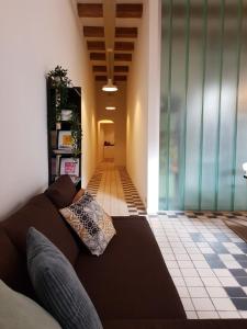 斯希丹Het Pakhuis Schiedam的带沙发和瓷砖地板的客厅