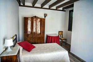 钦琼Casa del Hortelano的一间卧室配有一张床和一张桌子