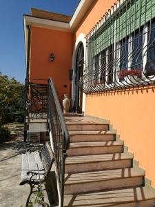 萨沃纳b&b bellavista的楼梯通往带长凳的房子