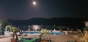 埃尔埃尼塔Casa Marina的夜晚的游泳池,天空中月亮