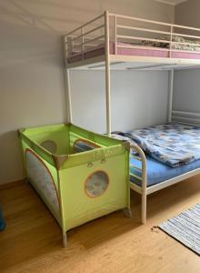 斯蒂格纳Apartament BalticPark Stegna的儿童双层床,在房间内放一套游戏