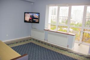 阿拉木图Hostel - Guest House Meyman的客厅的墙上配有平面电视。