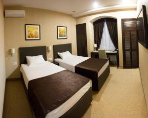 SchaslyveAl Mar Hotel的酒店客房配有两张床和一张书桌