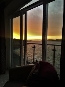瓦伦西亚岛Curlew Apartment的客房设有海景窗户。