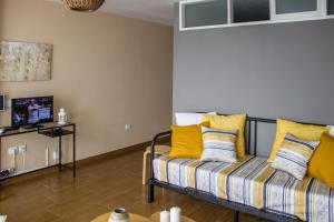 塔科龙特Acogedor apartamento con vista al mar的客厅配有带黄色枕头的沙发