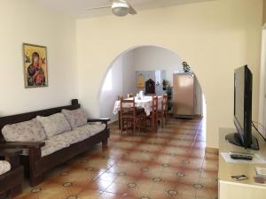 阿帕雷西达Chácara Bom Jesus的客厅配有沙发和桌子