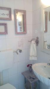 Aquarella · Dreamy view apartment in centre of Poros的一间浴室