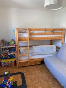 圣普里安海滩Villa rapatel的一间卧室配有一张双层床、一张床和一张桌子