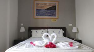 加拉希德松加拉克西迪酒店的床上有两条天鹅绒毛巾