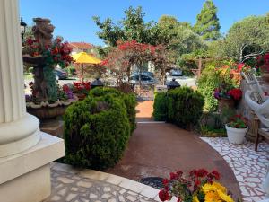 洛杉矶Entire Second Flr - Santa Monica Luxury Roman Villa的花丛和灌木丛的花园