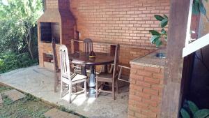彼得罗波利斯Casa de Araras的一个带桌椅和砖墙的庭院