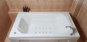 仁川市仁川机场女王酒店的浴室设有白色浴缸。