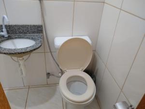 雅博蒂卡图巴斯JACARANDÁ CHALÉS em SÃO JOSÉ DA SERRA MG的一间带卫生间和水槽的小浴室