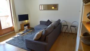 卢登维耶尔Confortable appartement T2 cabine Loudenvielle的客厅配有沙发和桌子