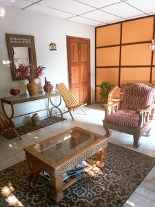 圣萨尔瓦多多纳玛塔住宿加早餐旅馆的客厅配有咖啡桌和沙发