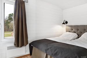 哈尔姆斯塔德First Camp Karlstorp-Halmstad的一间卧室设有一张床和一个窗口
