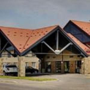 汤普森Thompson's Best Value Inn & Suites的一座红屋顶的大型砖砌建筑