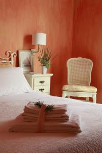 法维尼亚纳Albergo Ristorante Egadi的一间卧室配有一张床,床上有毛巾