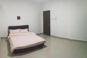 米里HomezStay Airport Miri的一间白色客房内的床铺卧室
