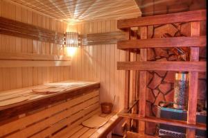 伊热夫斯克水仙酒店的木制桑拿,木梯上