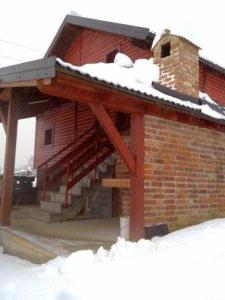 IvanecEpicentar, house for rent, sobe - Ivanec的屋顶上积雪的建筑