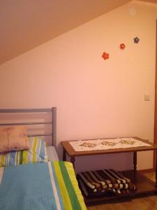 IvanecEpicentar, house for rent, sobe - Ivanec的卧室配有一张床和一张墙上的桌子。