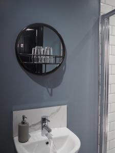 拉恩Seaview House Bed and Breakfast的浴室设有水槽,上面有镜子