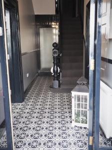 拉恩Seaview House Bed and Breakfast的走廊铺有黑白瓷砖地板。