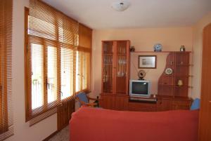 博尔塔纳CASA LACAMBRA的客厅配有红色沙发和电视