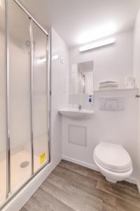 马孔Brit Hotel Macon Nord Autoroute du Soleil的白色的浴室设有卫生间和淋浴。