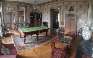 Deux-ChaisesChateau de Longeville的客厅配有台球桌