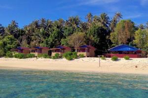 AlabanIra Bungalows Pulau Banyak的海滩上的一组简易别墅