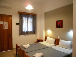 帕莱欧卡斯提撒阿讷蒙纳公寓式酒店的酒店客房设有两张床和窗户。