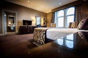 锡米尔Seamill Hydro Hotel的酒店客房设有一张床和一个大窗户